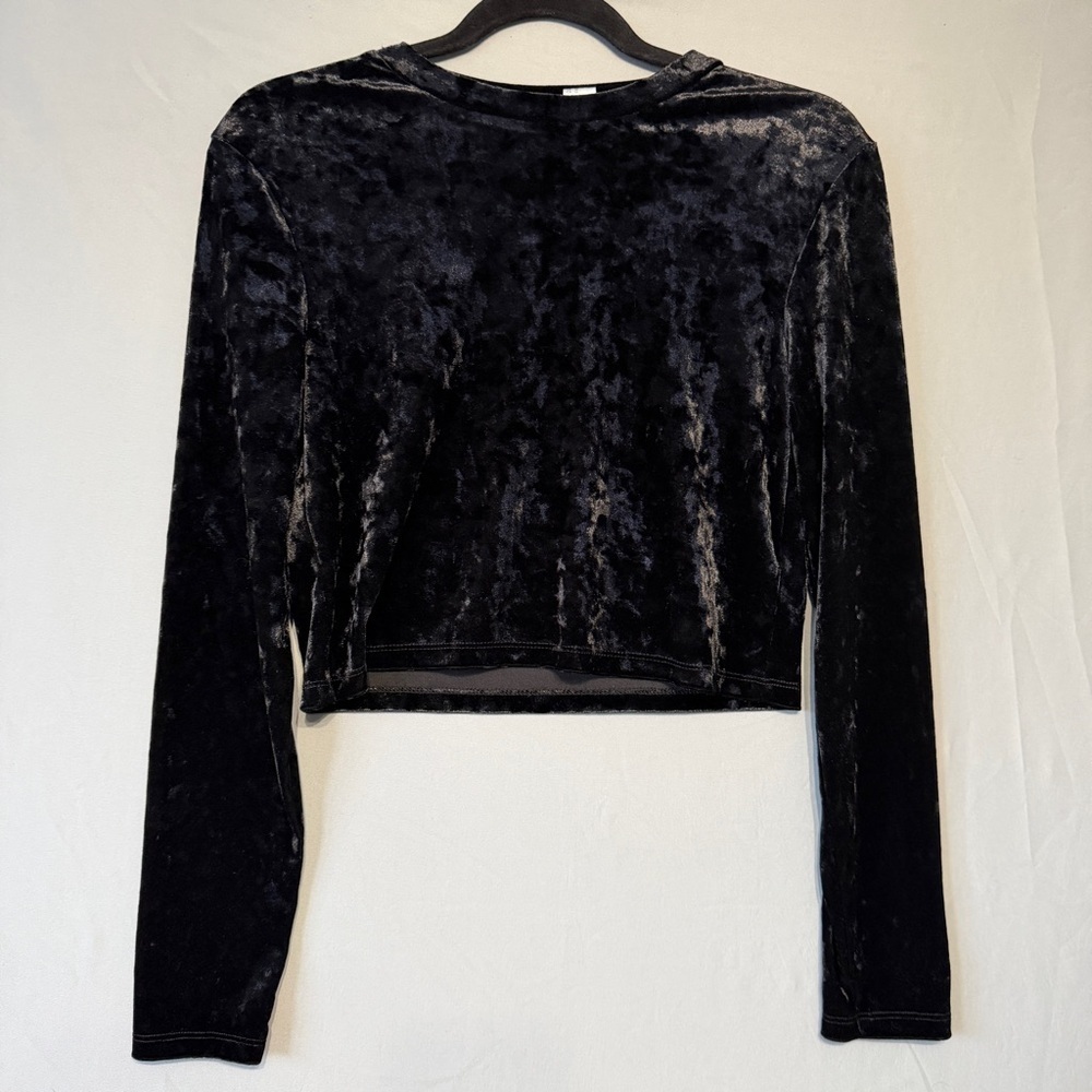 Divided H&M Womens Velvet Long Sleeve Cropped Top Size Medium Black Whimsigoth